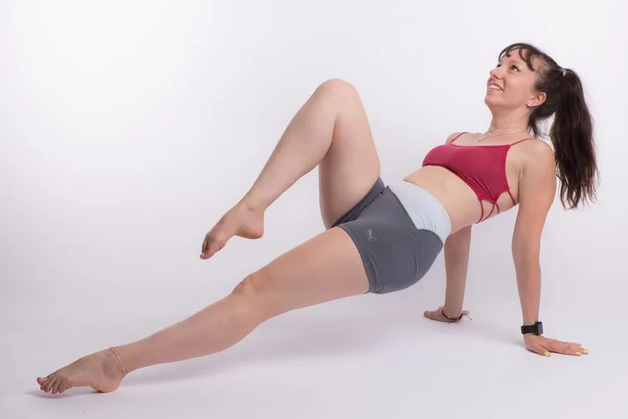 Training im Fit Flow Club: Übung im umgekehrten Tisch mit gestrecktem Bein