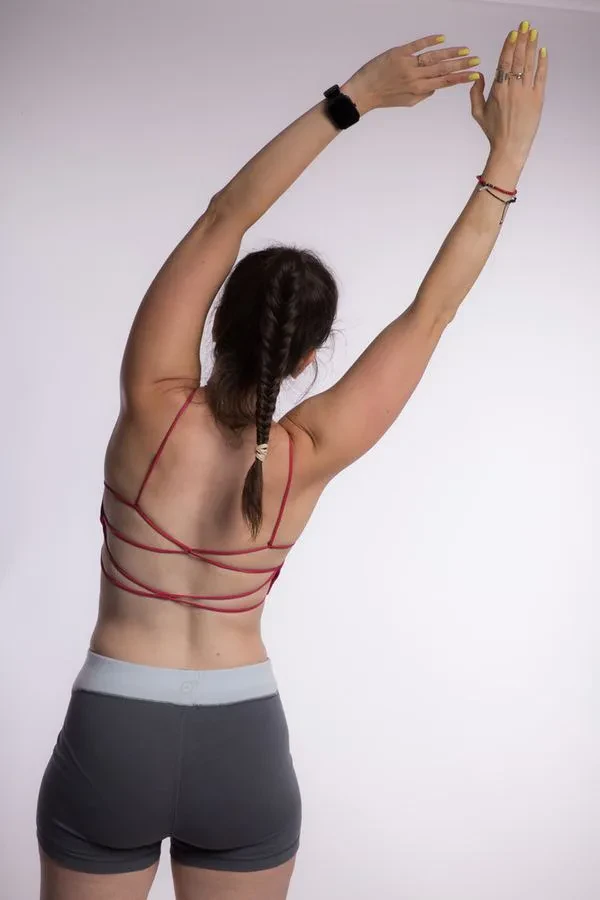 Mobility Training: seitliche Streckung mit erhobenen Armen, von hinten