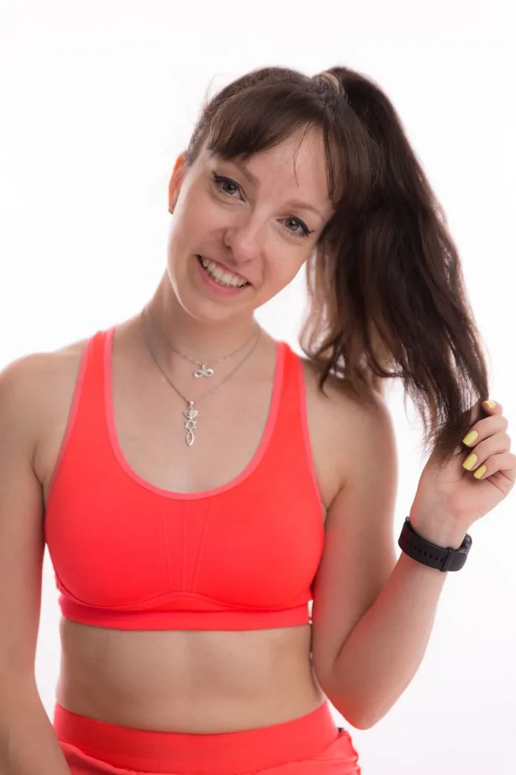 Tina, Jumona – lächelnd im Sporttop